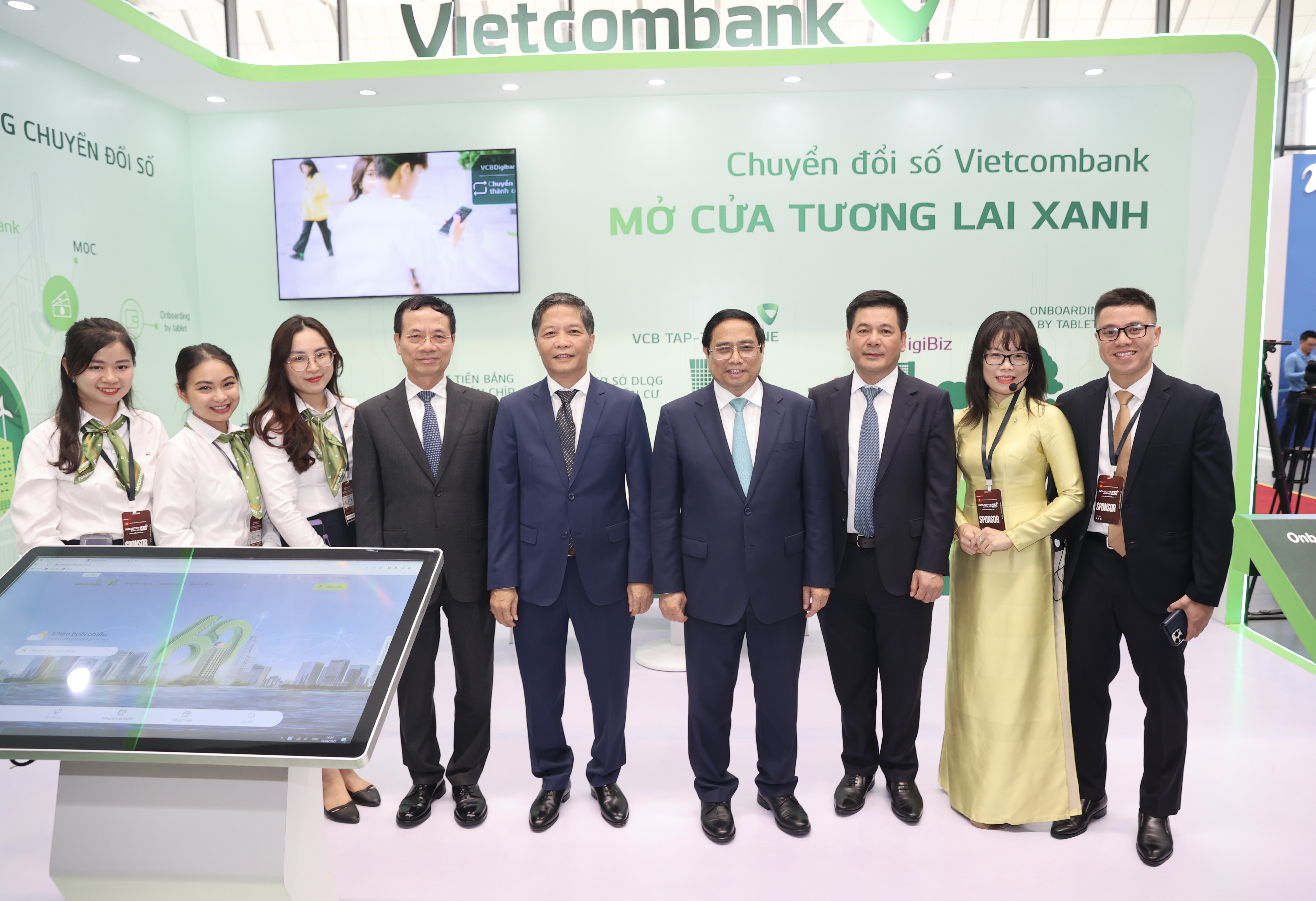 Thủ tướng Ch&iacute;nh phủ, Trưởng Ban Kinh tế Trung ương, Bộ trưởng Bộ Th&ocirc;ng tin & Truyền th&ocirc;ng, Bộ trưởng Bộ C&ocirc;ng thương tham quan c&aacute;c gian h&agrave;ng triển l&atilde;m.