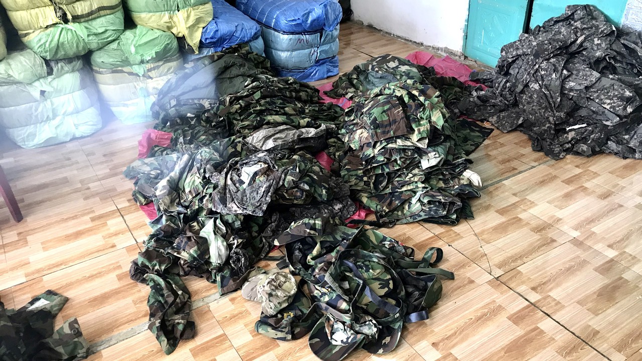 Lực lượng chức năng tạm giữ h&agrave;ng ng&agrave;n bộ đồ rằn ri chưa r&otilde; nguồn gốc, xuất xứ