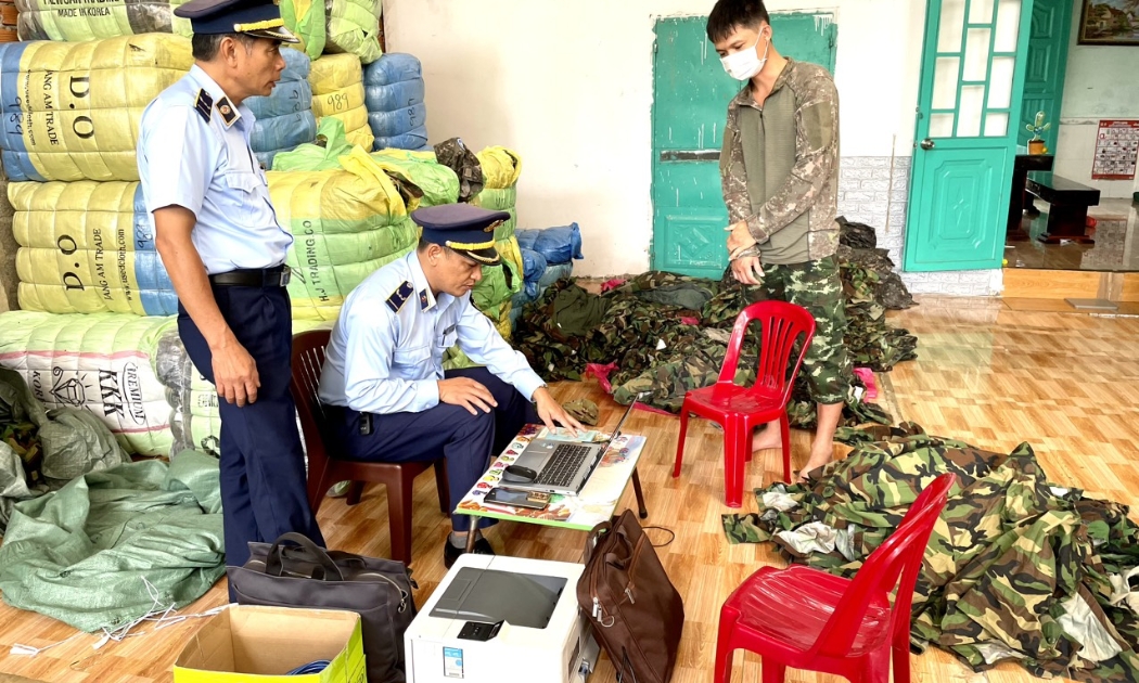 Cục quản lý thị trường Đắk Lắk kiểm tra cơ sở kinh doanh quần áo rằn ri