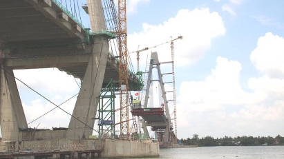 Segments of My Thuan Bridge 2 to be connected in October