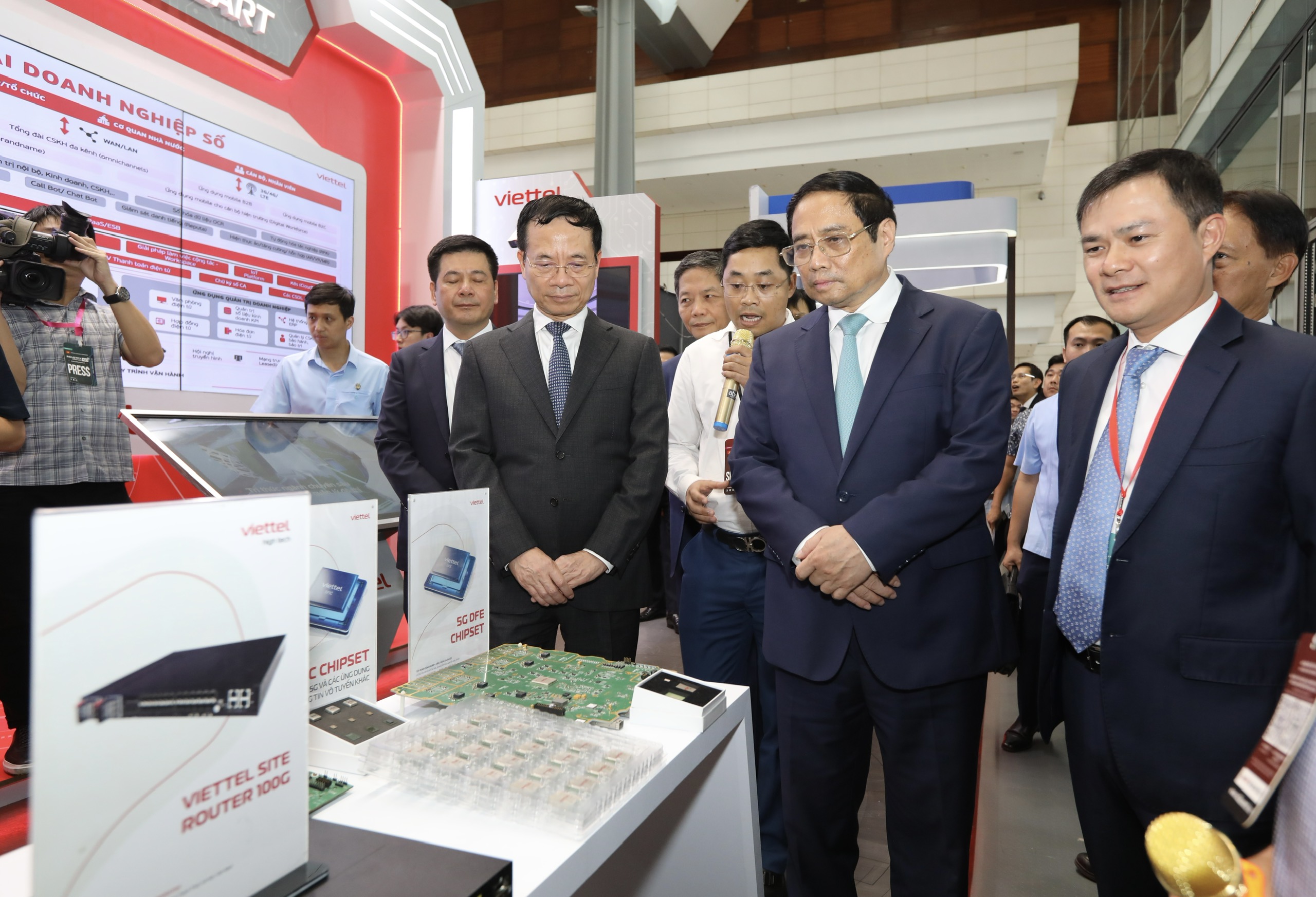 Trước giờ diễn ra&nbsp;phi&ecirc;n to&agrave;n thể cấp cao, Thủ tướng Phạm Minh Ch&iacute;nh c&ugrave;ng nhiều c&aacute;c đại biểu đ&atilde; d&agrave;nh thời gian tham quan triển l&atilde;m c&ocirc;ng nghiệp 4.0 tại Trung t&acirc;m Hội nghị Quốc gia. Ảnh: Trần Việt Dũng.