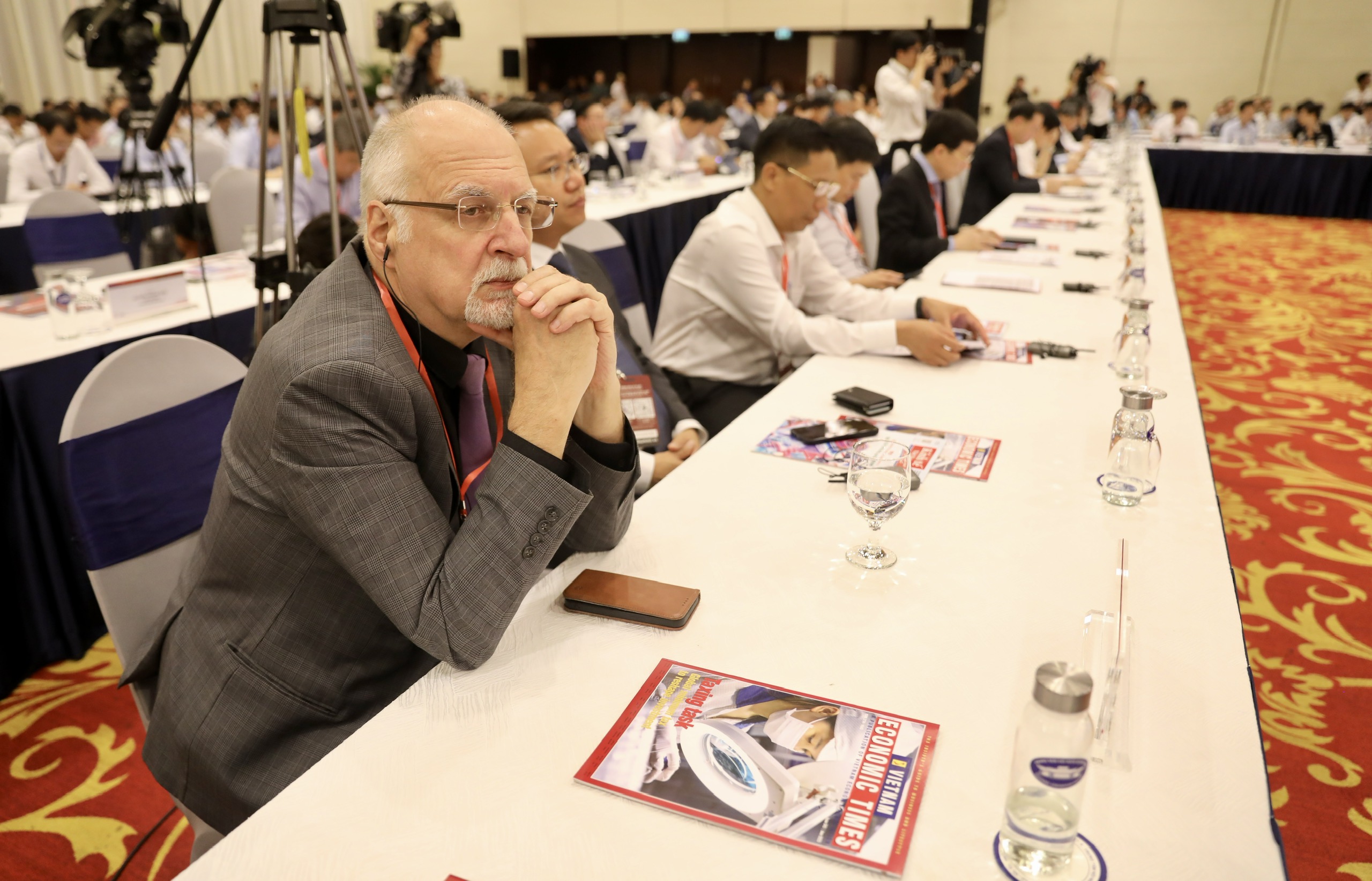 Tạp ch&iacute; Vietnam Economic Times số th&aacute;ng 5 được cung cấp cho c&aacute;c đại biểu quốc tế