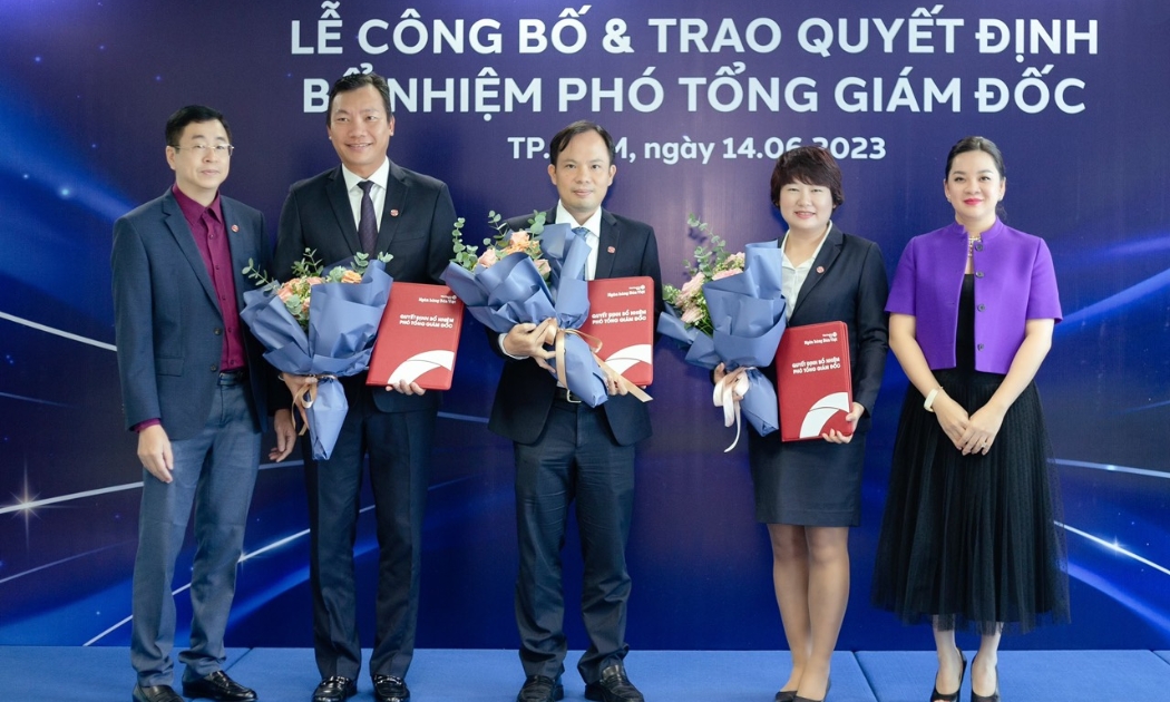 Ông Lê Anh Tài (Chủ tịch Hội đồng Quản trị) và Bà Nguyễn Thanh Phượng (Phó Chủ tịch Hội đồng Quản trị) trao quyết định bổ nhiệm đến 3 Phó Tổng giám đốc.