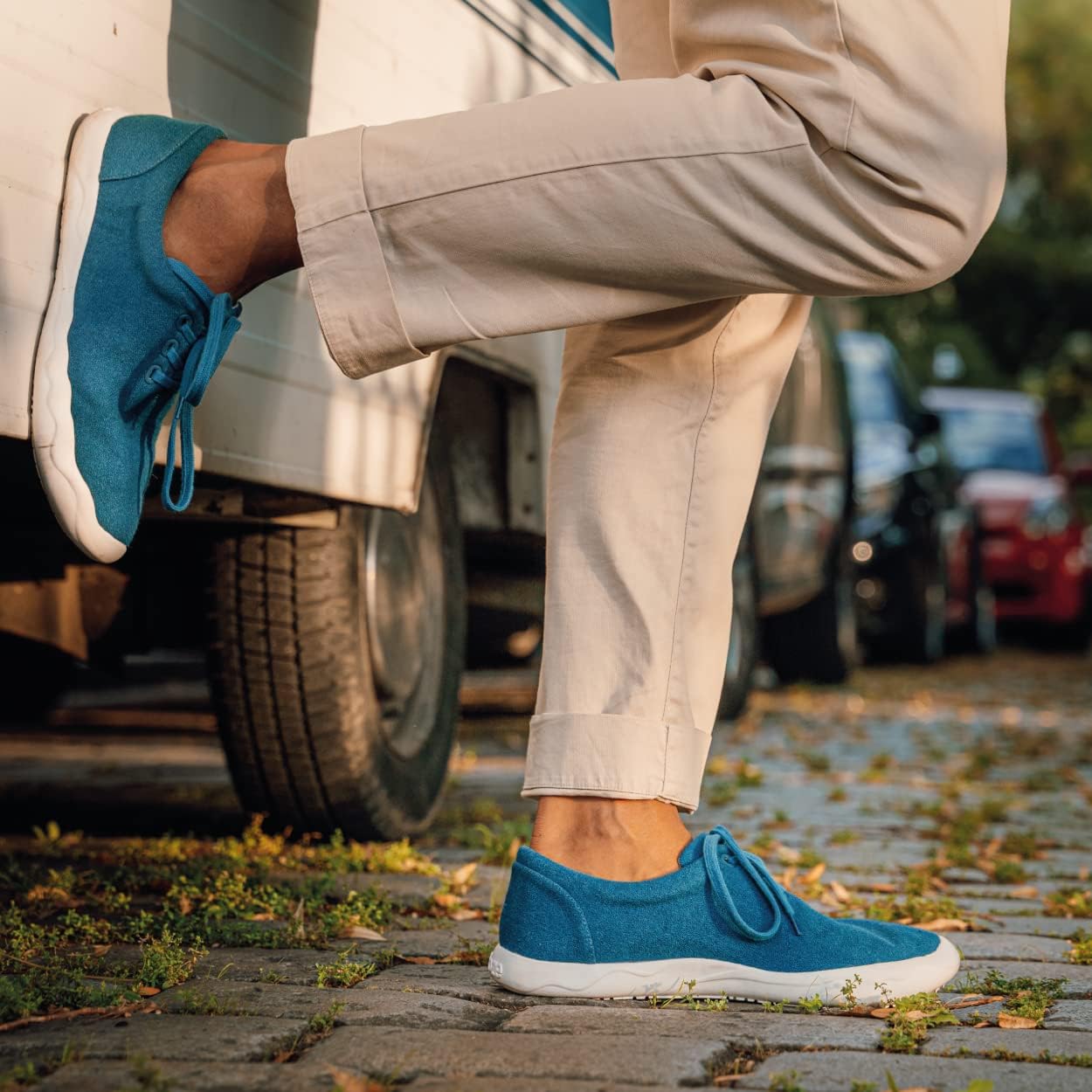 Gi&agrave;y Andoze được l&agrave;m từ 98% nguy&ecirc;n liệu c&oacute; nguồn gốc thực vật - bao gồm m&iacute;a, b&ocirc;ng hữu cơ, tre v&agrave; rơm rạ.