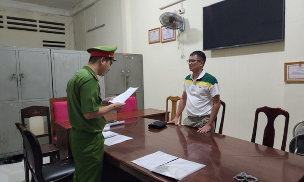 Cơ quan công an đọc lệnh bắt tạm giam đối tượng Đào Công Phú 