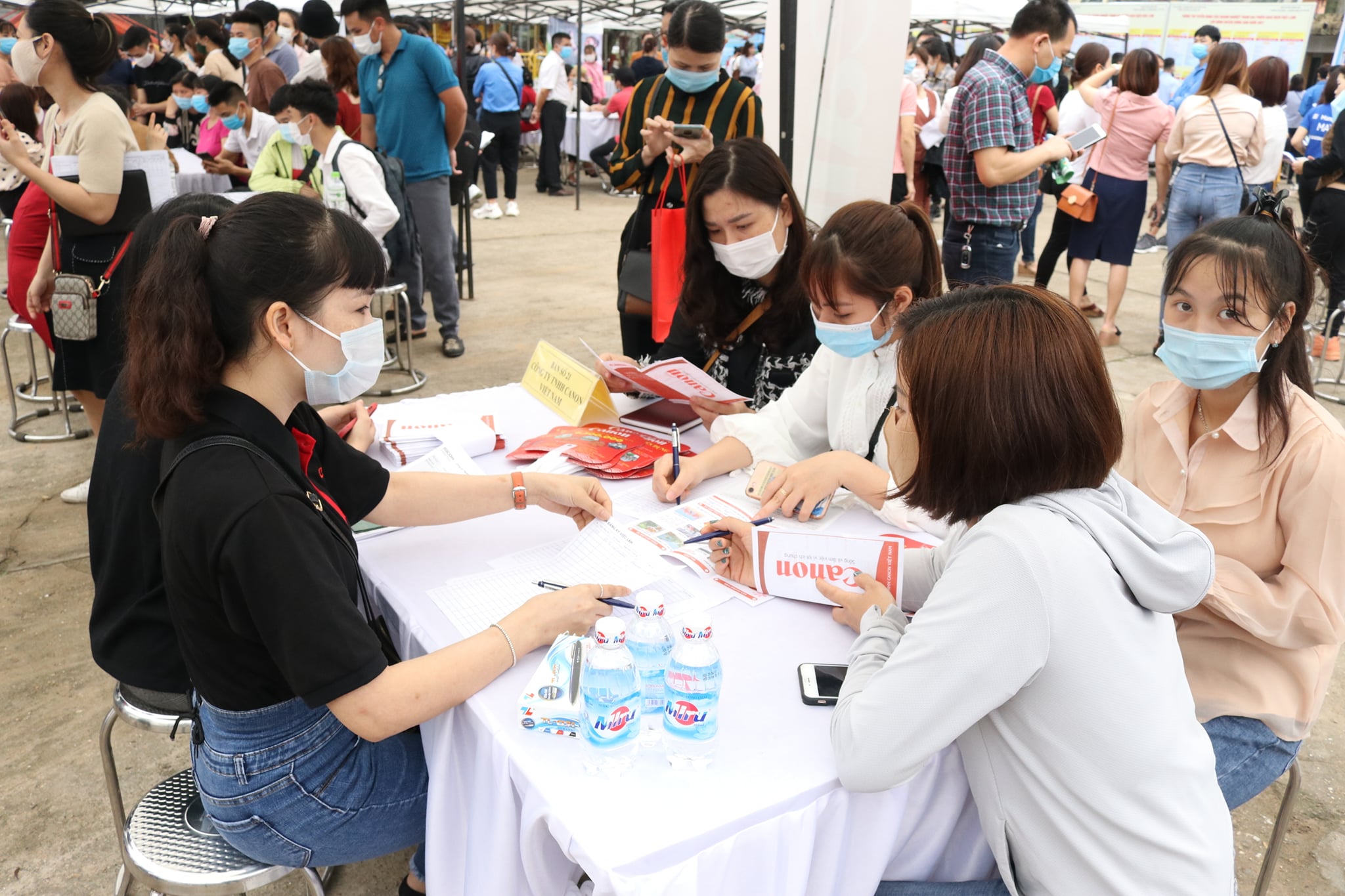 Người lao động tham gia t&igrave;m việc tại một phi&ecirc;n giao dịch việc l&agrave;m. Ảnh - N.Dương.