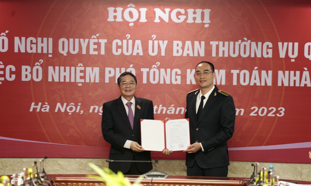 Phó chủ tịch Quốc hội Nguyễn Đức Hải trao quyết định bổ nhiệm cho ông Bùi Quốc Dũng