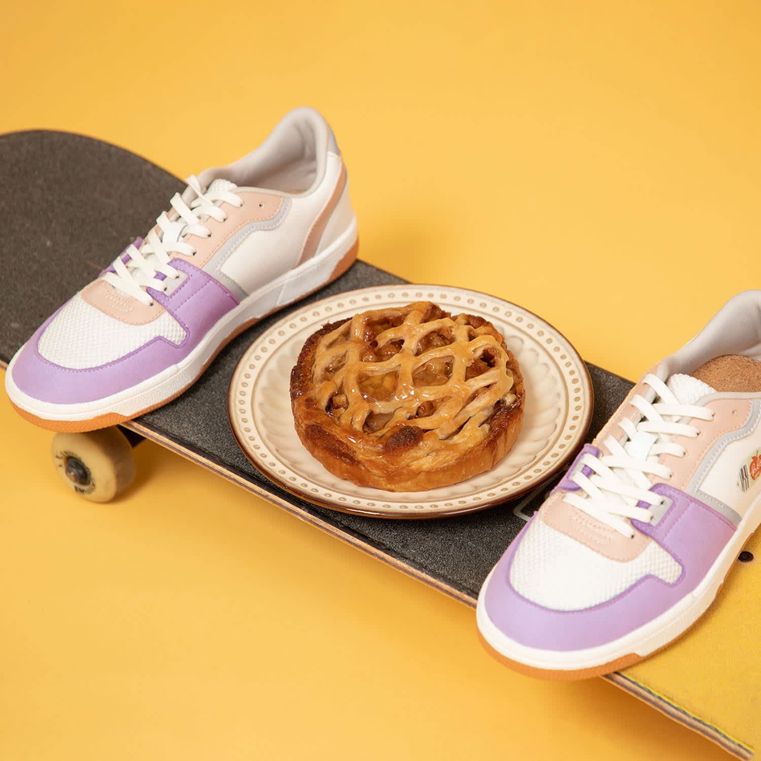 Giữa năm ngoái, Kibo đã tung ra sản phẩm Apple Kicks, một đôi giày được làm từ bã táo bị ngành công nghiệp đồ uống loại bỏ.