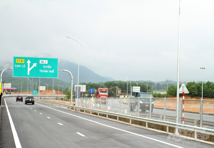 Trong đó, lãnh đạo bộ đề nghị nghiên cứu bố trí một số vị trí dừng nghỉ dọc tuyến, đồng thời, lập phương án thu giá dịch vụ để thu hồi vốn đầu tư.