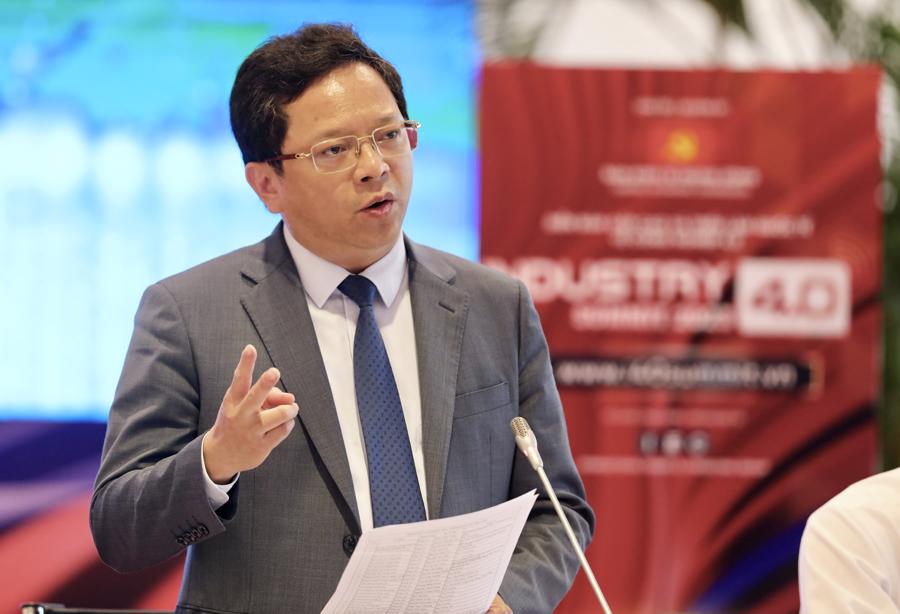 Deputy Head of the Central Economic Commission Nguyen Duc Hien speaking at the workshop. 