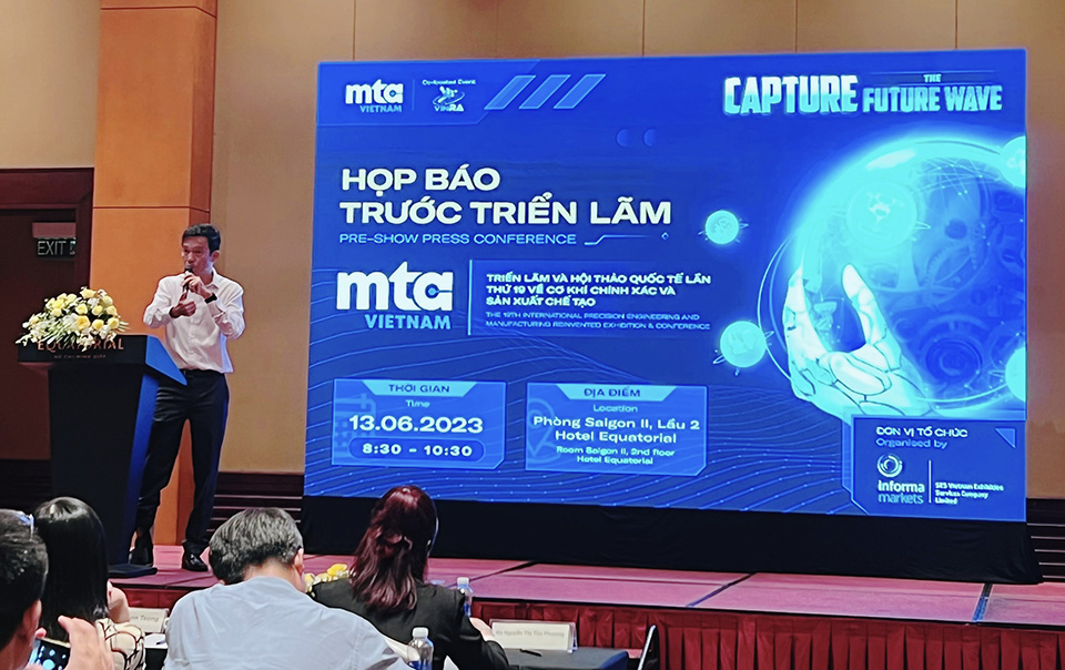 BT Tee, General Director of Informa Markets Vietnam, introduces the expo at the press briefing. Photo: sgtiepthi.vn