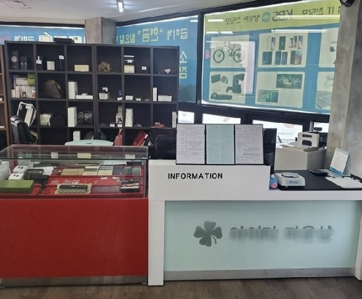 Một cửa hàng cầm đồ ở Hongdae, Seoul - Ảnh: Korea Herald.