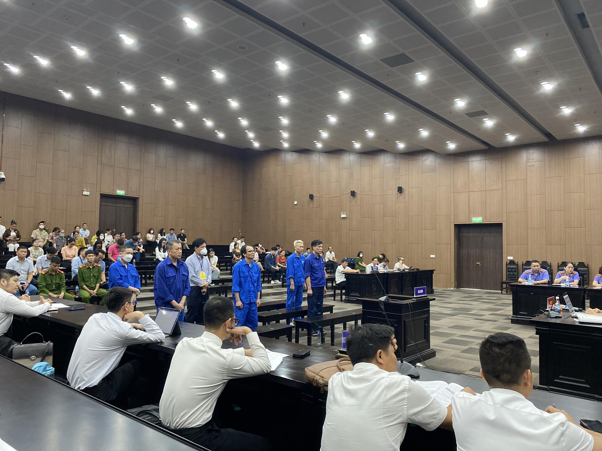 Các bị cáo nghe tuyên án sáng 16/6.