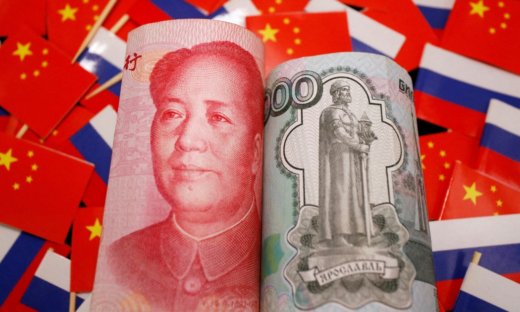 Nhân dân tệ đang nổi lên như một lựa chọn để Nga thay thế cho đồng USD do các biện pháp trừng phạt tài chính của phương Tây - Ảnh: Reuters