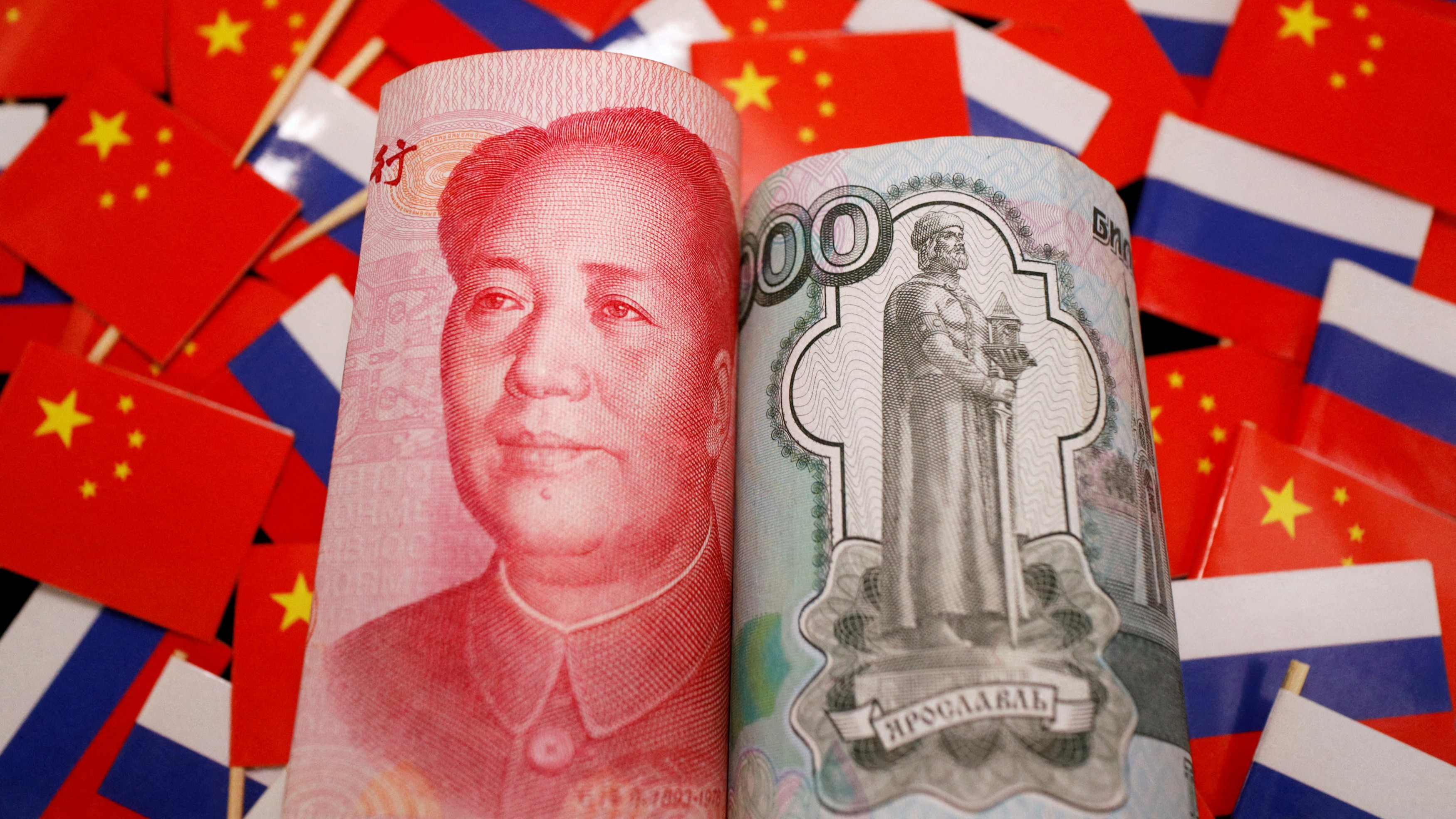 Nhân dân tệ đang nổi lên như một lựa chọn để Nga thay thế cho đồng USD do các biện pháp trừng phạt tài chính của phương Tây - Ảnh: Reuters