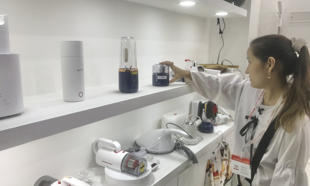 Những mặt hàng gia dụng mini bằng điện được trưng bày tại triển lãm China Homelife Vietnam 2023.