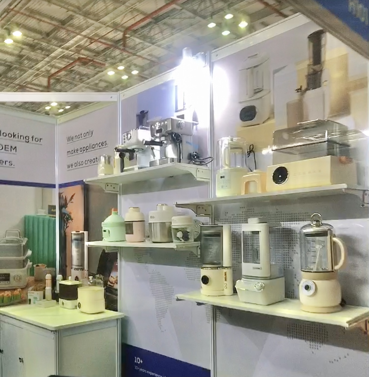 Những mặt hàng gia dụng mini bằng điện được trưng bày tại triển lãm China Homelife Vietnam 2023 - Ảnh: PA.