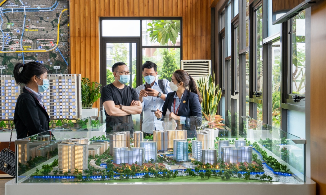 Khách hàng tham quan, tìm hiểu sản phẩm căn hộ thuộc khu đô thị Mizuki Park.
