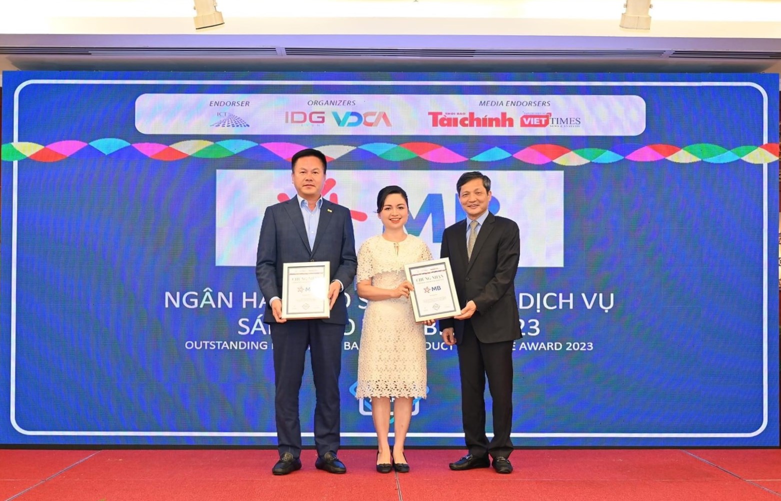 T&iacute;nh năng chuyển tiền quốc tế online tr&ecirc;n BIZ MBBank được vinh danh ở hạng mục &ldquo;Ng&acirc;n h&agrave;ng c&oacute; sản phẩm/dịch vụ s&aacute;ng tạo ti&ecirc;u biểu&rdquo; tại giải thưởng Ng&acirc;n h&agrave;ng Việt Nam ti&ecirc;u biểu 2022.