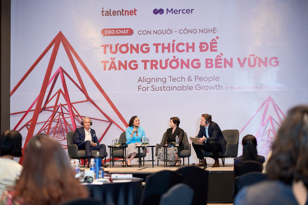 Tọa đ&agrave;m CEO tại sự kiện với c&aacute;c diễn giả kh&aacute;ch mời l&agrave; CEO của AIA Vietnam, Pharmacity v&agrave; Talentnet.