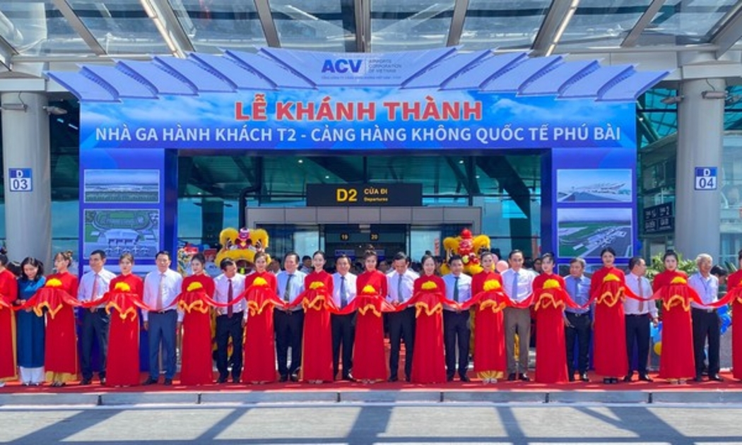 Các đại biểu thực hiện nghi thức khánh thành dự án.