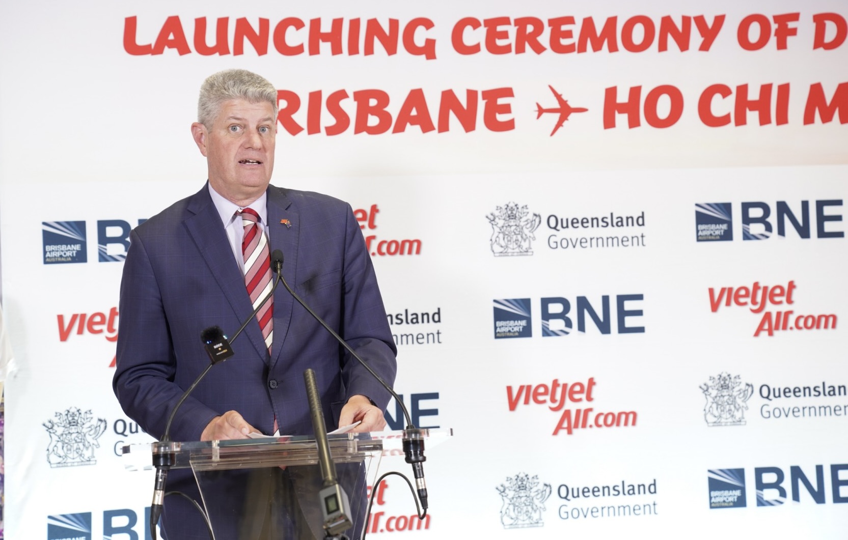 Ông Stirling Hinchliffe - Bộ trưởng Thể thao, Du lịch và Sáng tạo tại Queensland chúc mừng đường bay mới của Vietjet.