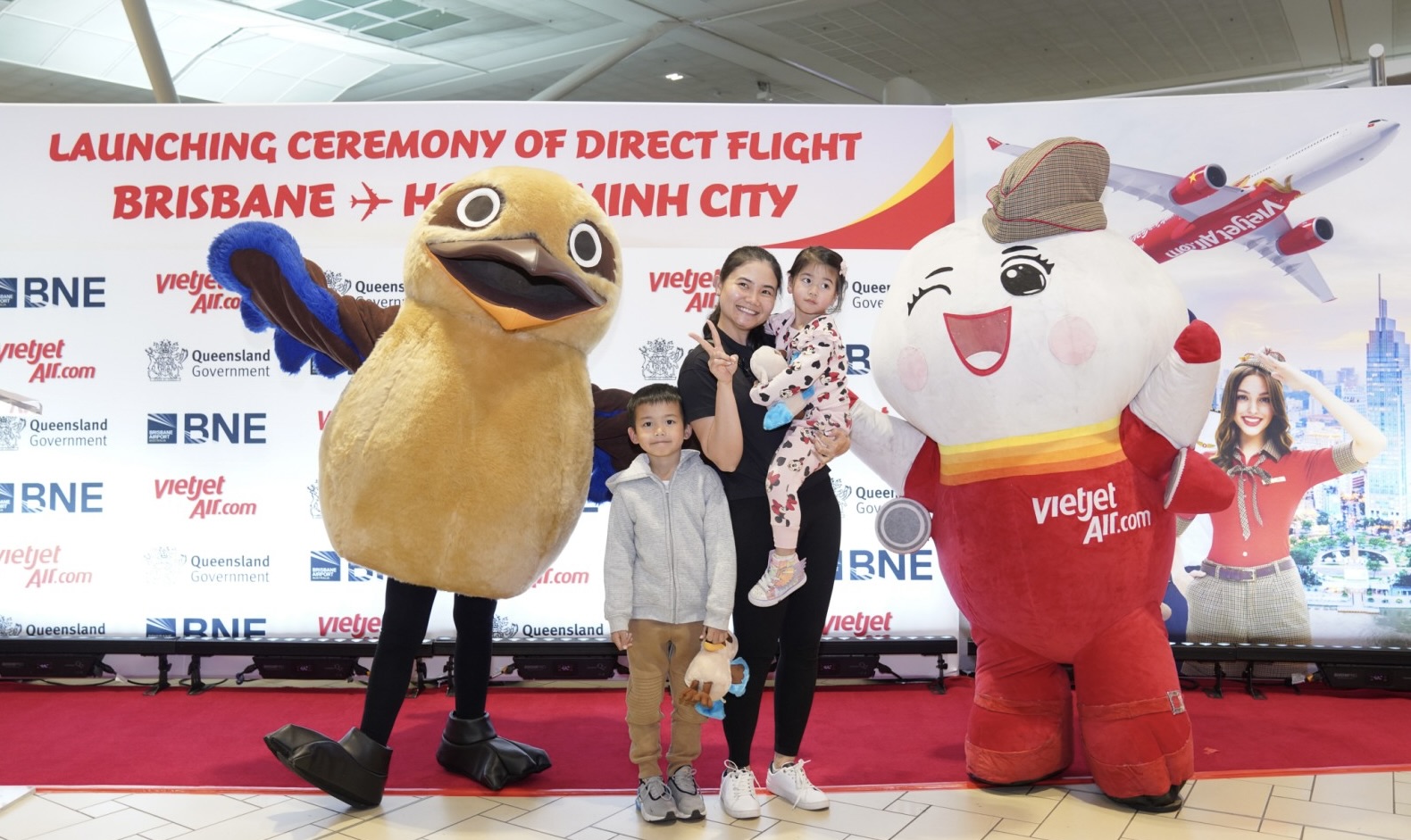 ành khách làm thủ tục tại sân bay Brisbane và chụp hình lưu niệm trước chuyến bay lịch sử kết nối Brisbane với Tp.HCM.