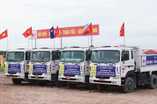 Các phương tiện cơ giới trước giơ khởi công. Ảnh: TTXVN.