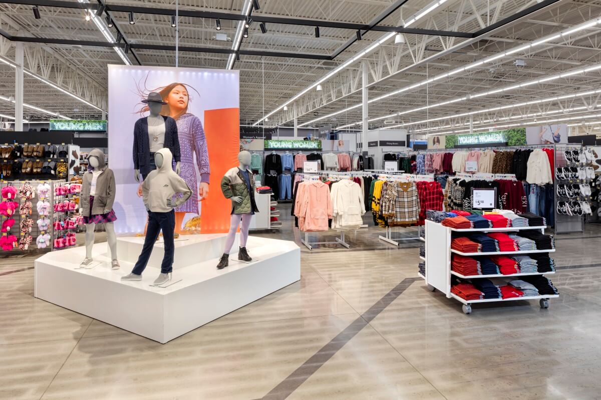 Quần áo thời trang sẽ được trưng bày nổi bật trong “Cửa hàng của Tương lai” (Stores of the Future) được tân trang lại. 