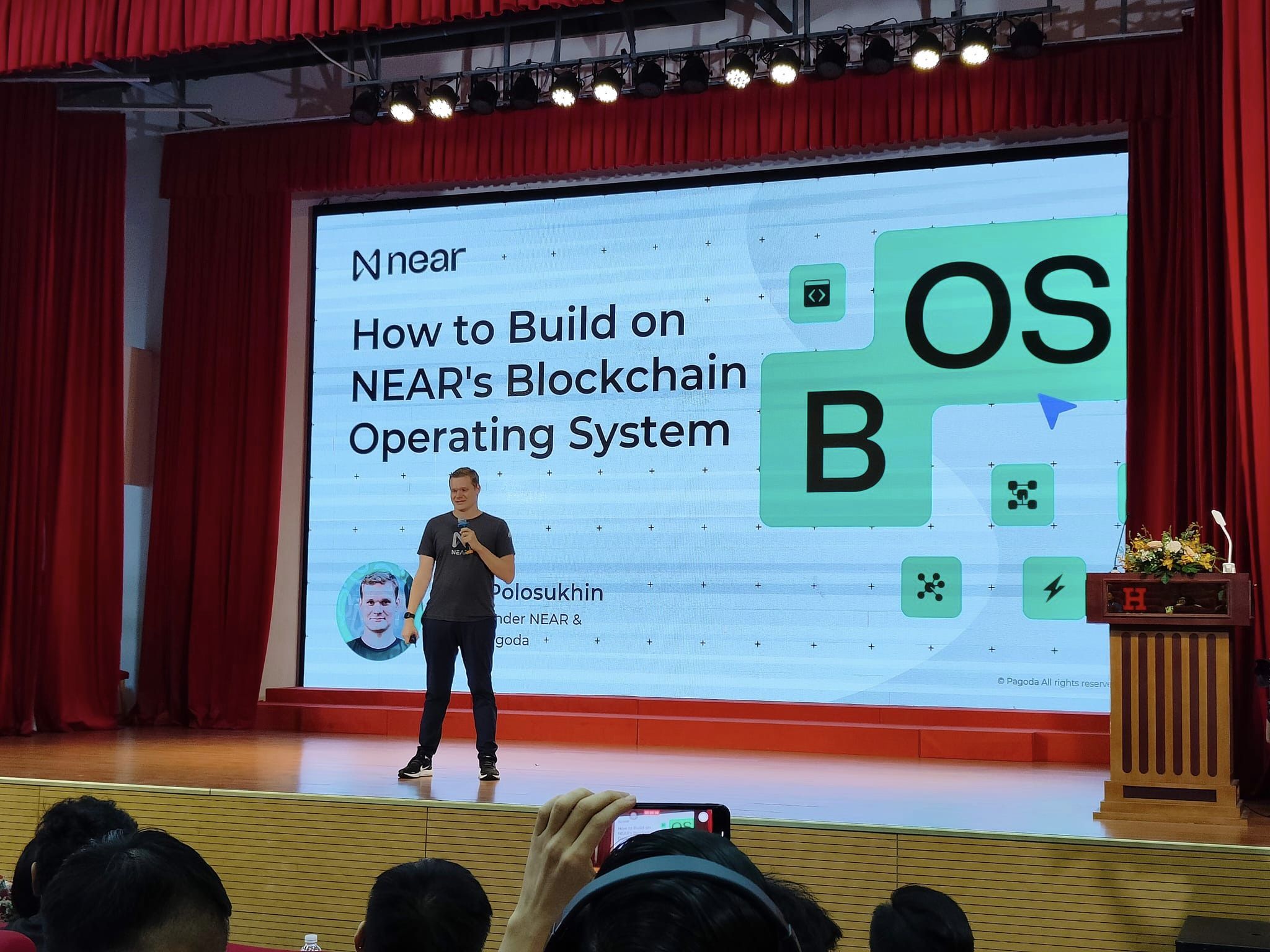 Diễn giả Illia Polosukhin, Đồng sáng lập NEAR Protocol tại Ngày hội Buidl Việt Nam 2023.