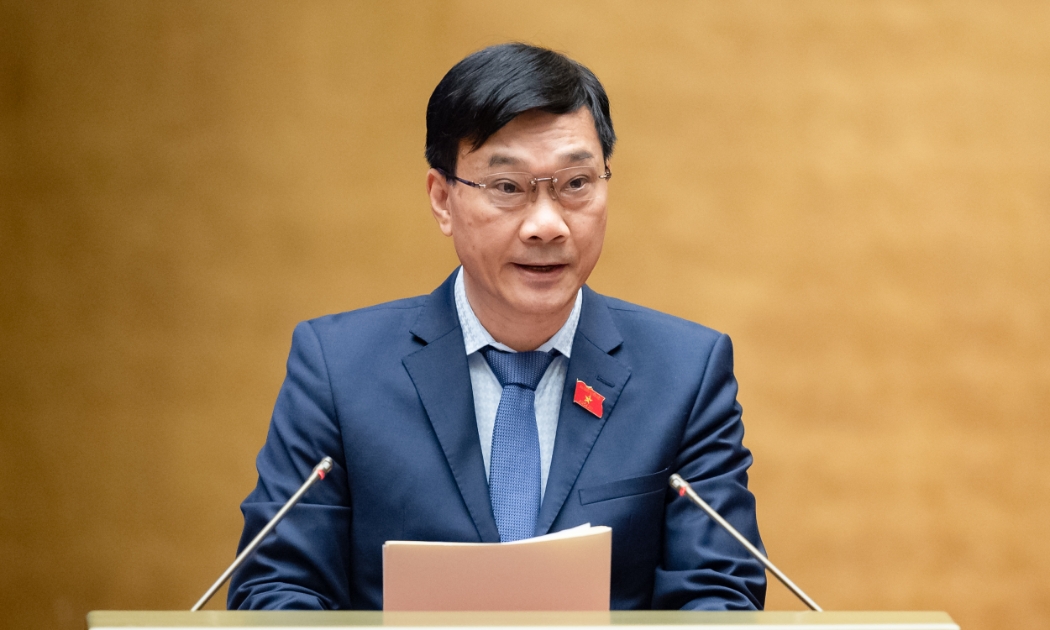 Chủ nhiệm Ủy ban Kinh tế Vũ Hồng Thanh trình bày báo cáo thẩm tra - Ảnh: Quochoi.vn