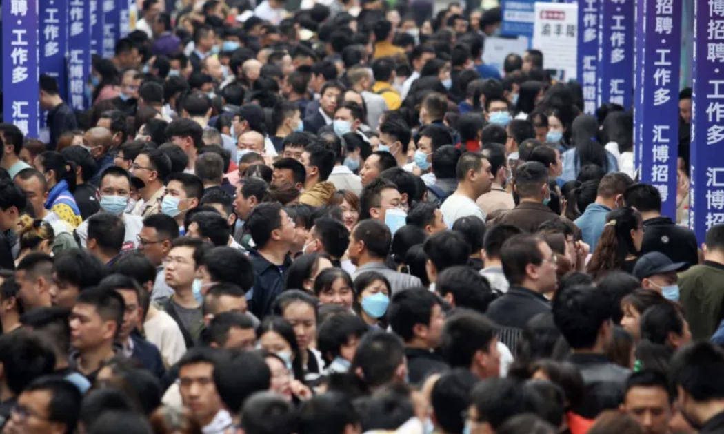 Một hội chợ việc làm ở Trùng Khánh, Trung Quốc, tháng 4/2023 - Ảnh: Getty/CNBC.