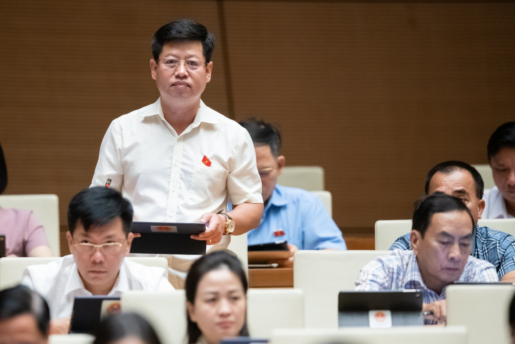 Đại biểu Vũ Tuấn Anh, Đoàn Phú Thọ phát biểu tại Hội trường.