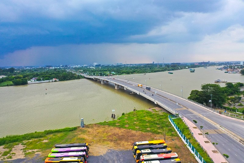Cầu Đồng Nai trên sông Đồng Nai, nối TP. Biên Hòa (Đồng Nai) và TP. Dĩ An (Bình Dương).