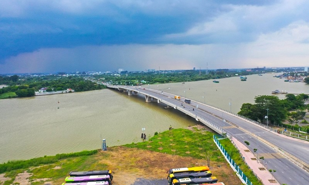 Cầu Đồng Nai trên sông Đồng Nai, nối TP. Biên Hòa (Đồng Nai) và TP. Dĩ An (Bình Dương).