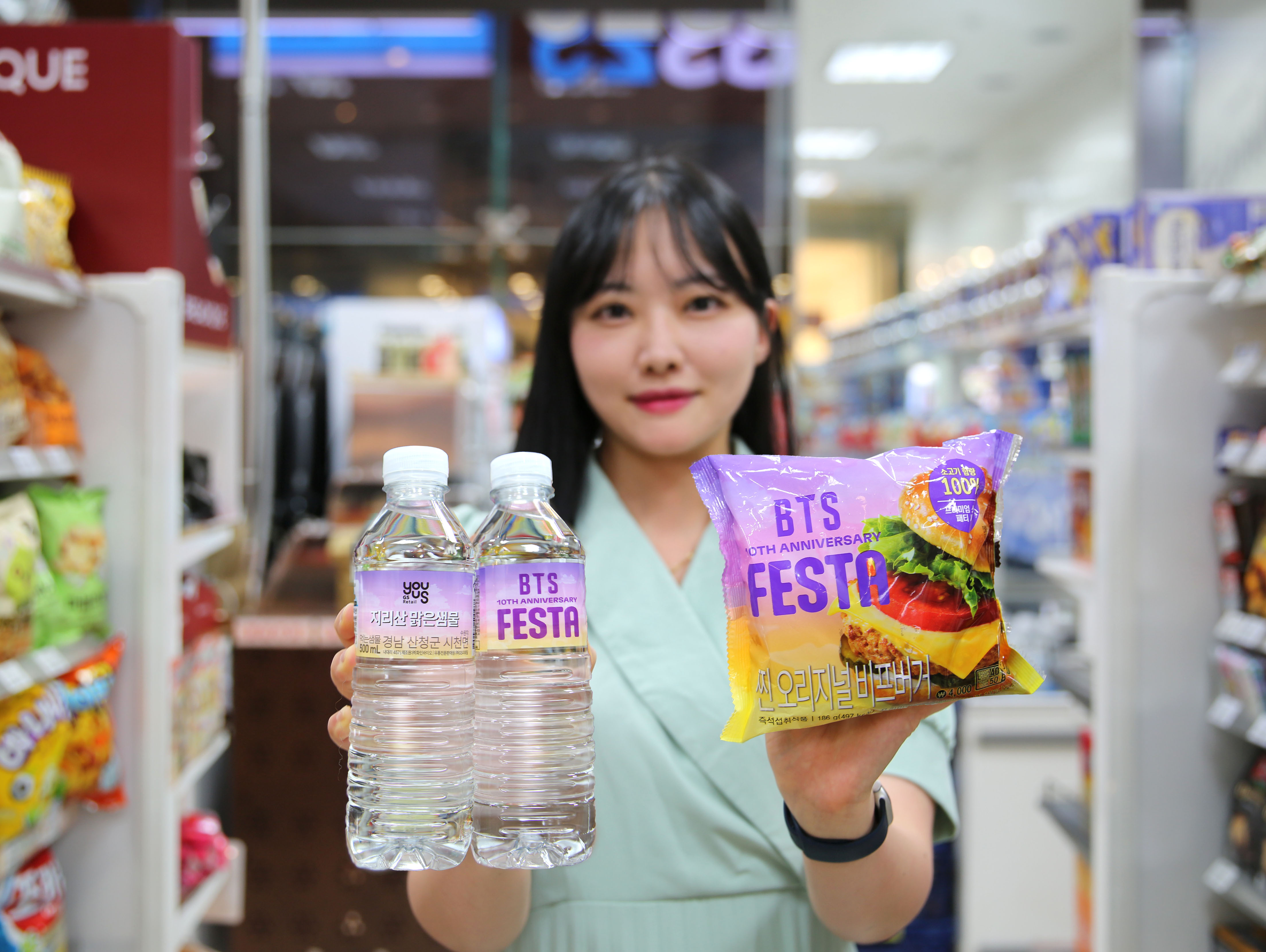 Số lượng du kh&aacute;ch tăng đột biến ​​​gi&uacute;p th&uacute;c đẩy doanh số b&aacute;n h&agrave;ng, đặc biệt l&agrave; trong lĩnh vực du lịch v&agrave; b&aacute;n lẻ nội địa.