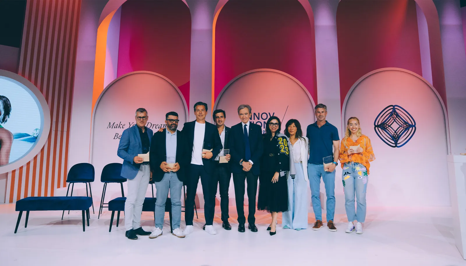 Tỷ phú Bernard Arnault cùng những công ty khởi nghiệp giam gia Giải thưởng Sáng tạo năm 2023. Ảnh: Vogue Business