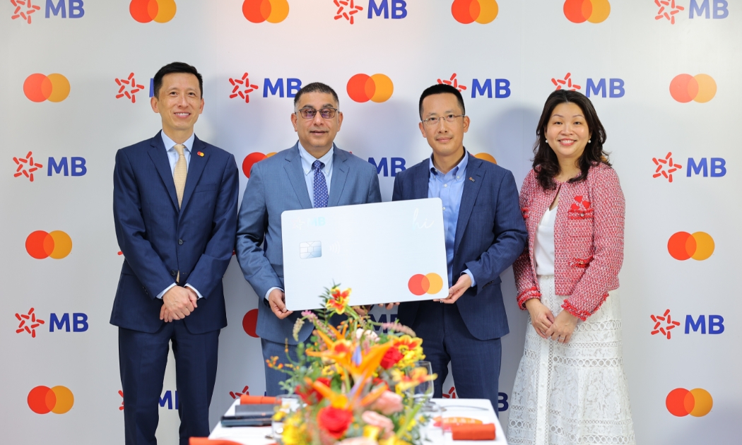 Ông Vũ Thành Trung - Thành viên Ban điều hành MB và Ông Safdar Khan - Chủ tịch khu vực Đông Nam Á của Mastercard tại buổi lễ.