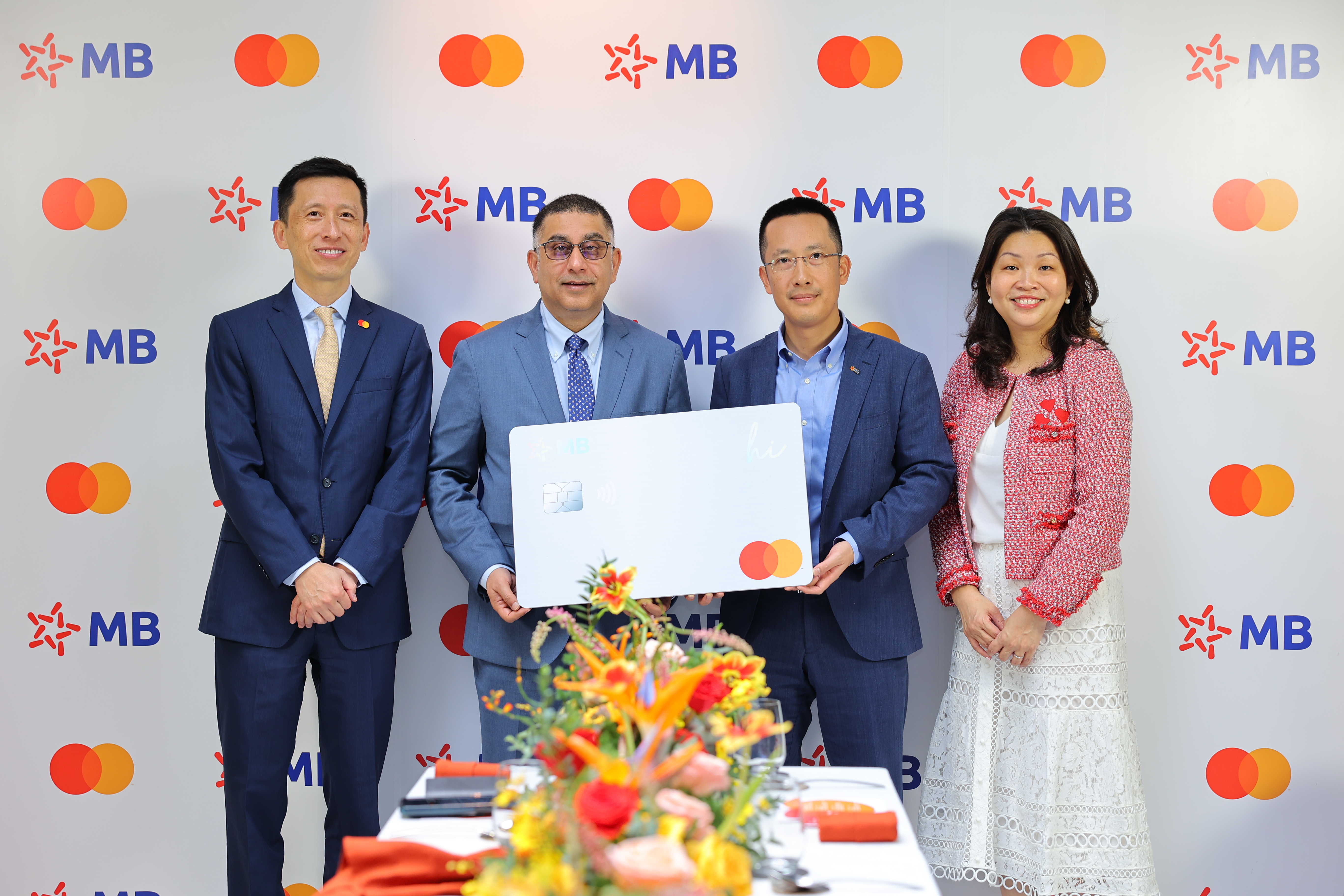 Ông Vũ Thành Trung - Thành viên Ban điều hành MB và Ông Safdar Khan - Chủ tịch khu vực Đông Nam Á của Mastercard tại buổi lễ.