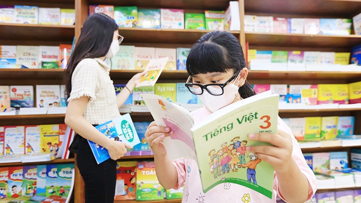 Sách giáo khoa là mặt hàng thiết yếu, đối tượng tiêu dùng rất lớn, có phạm vi ảnh hưởng rất rộng, giá mặt hàng này tác động trực tiếp đến số đông người dân, trong đó có người thu nhập thấp.