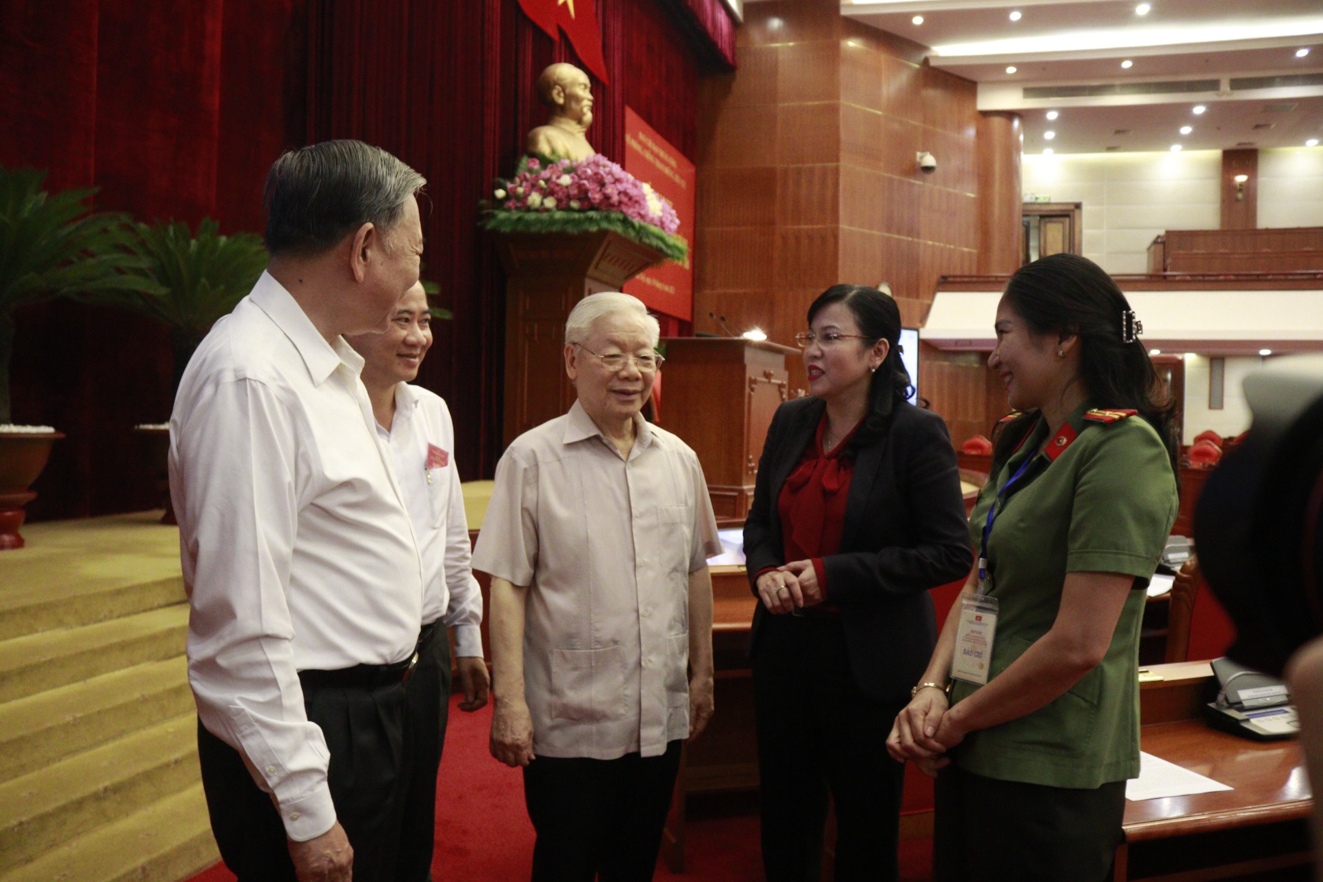 Tổng Bí thư Nguyễn Phú Trọng với các đại biểu dự hội nghị - Ảnh: ĐCS