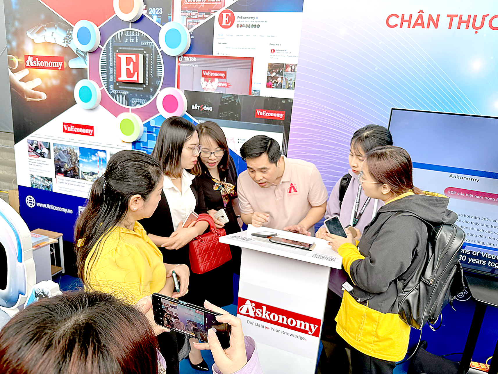 Cùng với sự ra mắt của công cụ ChatGPT, trí tuệ nhân tạo (AI) đang “chiếm sóng” thế giới công nghệ năm 2023.  