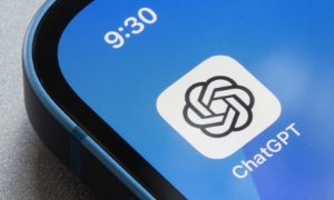 Sự xuất hiện của ứng dụng ChatGPT iOS đã mở ra cuộc tranh luận về quyền riêng tư, điển hình là những lời kêu gọi chính phủ điều chỉnh sự phát triển AI.