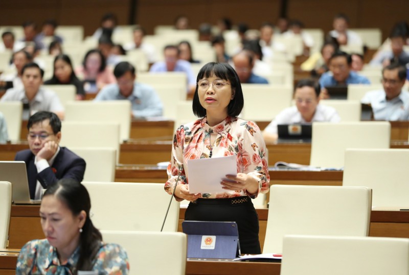 Đại biểu Nguyễn Thị Việt Nga (Hải Dương): Dự thảo luật quy định UBND tỉnh tổ chức công bố thông tin chất lượng nguồn nước sinh hoạt, cảnh báo hiện tượng bất thường về chất lượng nguồn nước sinh hoạt. Quy định này là cần thiết để tăng cường tính hiệu lực, hiêu quả và trách nhiệm của chính quyền cũng như người dân trong bảo vệ nguồn nước sinh hoạt, để nhân dân nắm được thông tin chất lượng nguồn nước sinh hoạt, có phương án lựa chọn sử dụng nước hợp vệ sinh. Tuy nhiên, quy định trên còn chung chung, chưa rõ hình thức thực hiện.