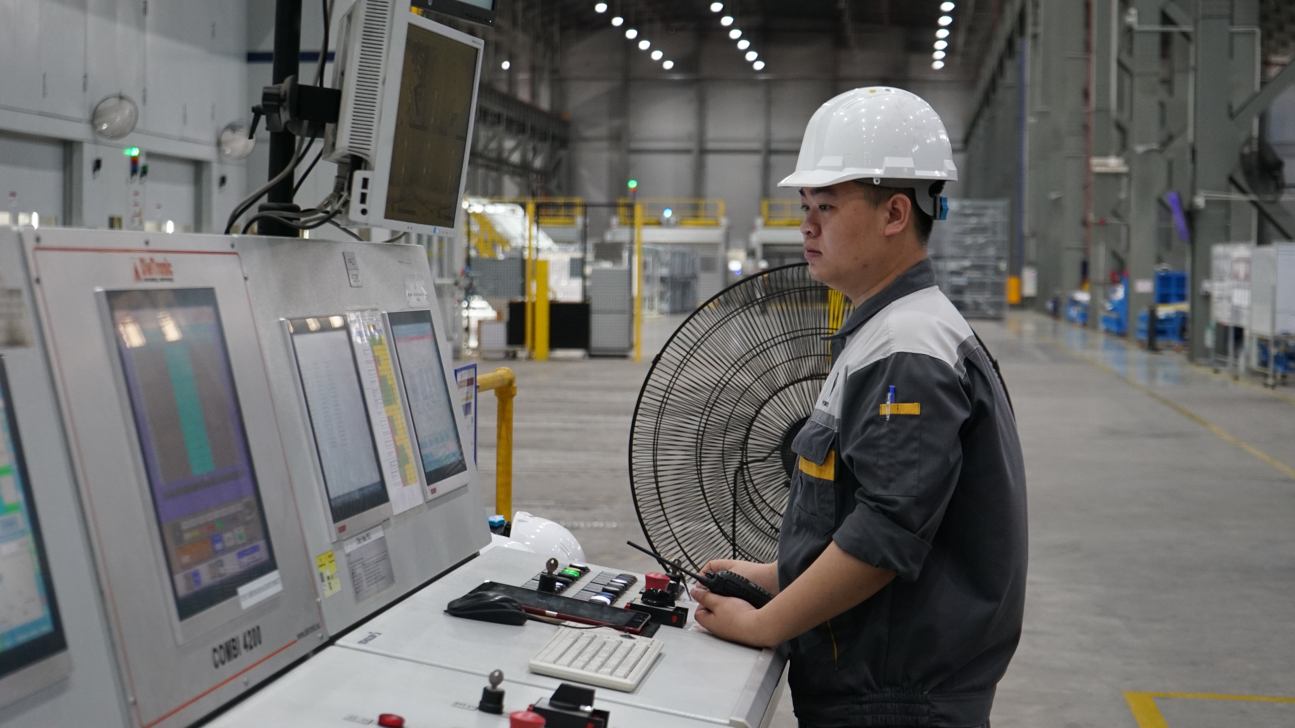 Trong các nhà máy của công ty VinFast, lực lượng lao động chính lại là 12.000 robot của các công ty Đức, Thụy Điển, Thụy Sĩ… Bởi, để sản xuất ô tô điện có khả năng cạnh tranh với Tesla, Hyundai và Volkswagen, cần phải đảm bảo một chất lượng không tì vết. Và chỉ có máy móc mới làm được điều đó.