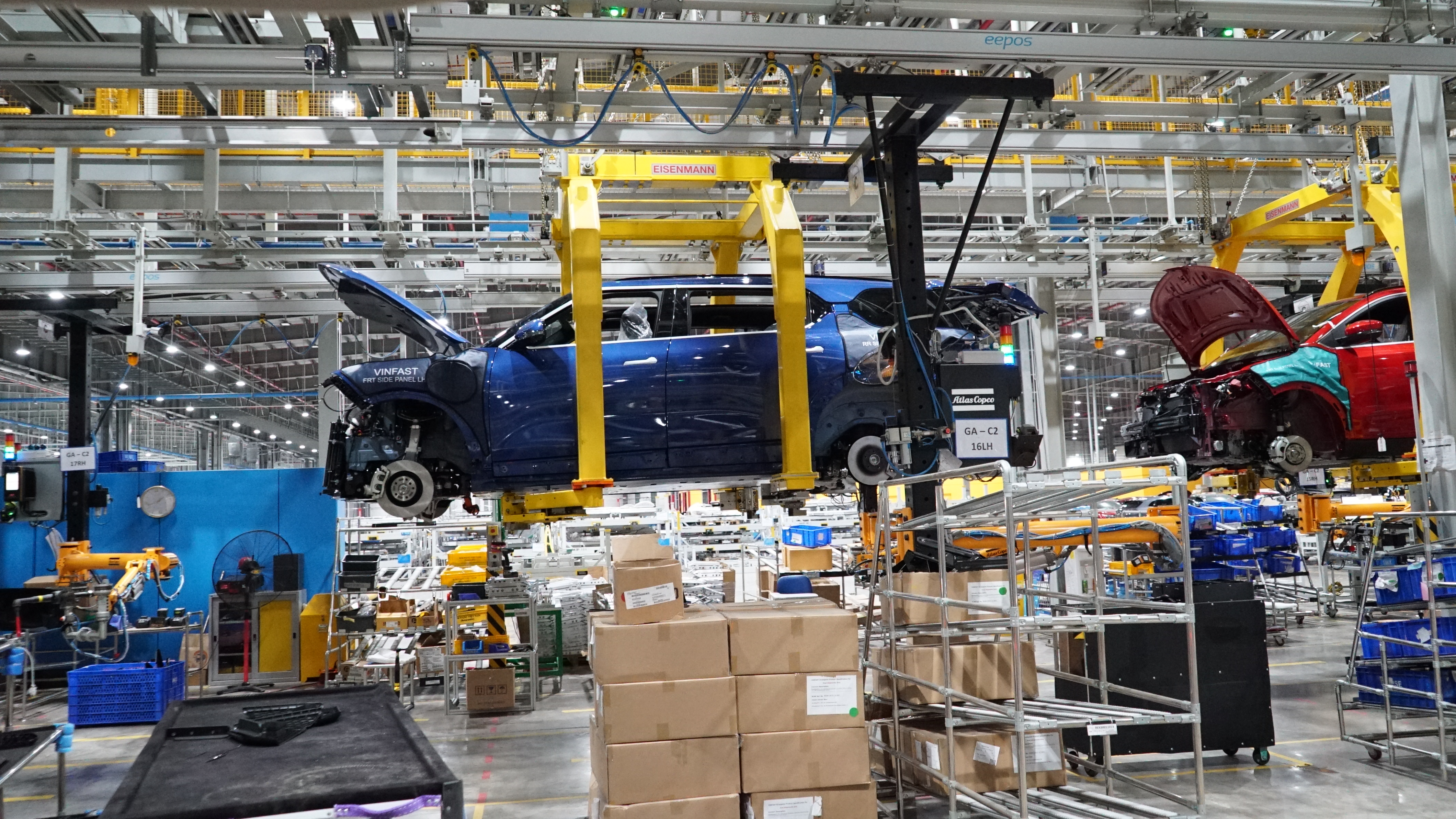 Một c&ocirc;ng đoạn sản xuất trong Nh&agrave; m&aacute;y VinFast Hải Ph&ograve;ng. Ảnh: Xu&acirc;n Ngọc.