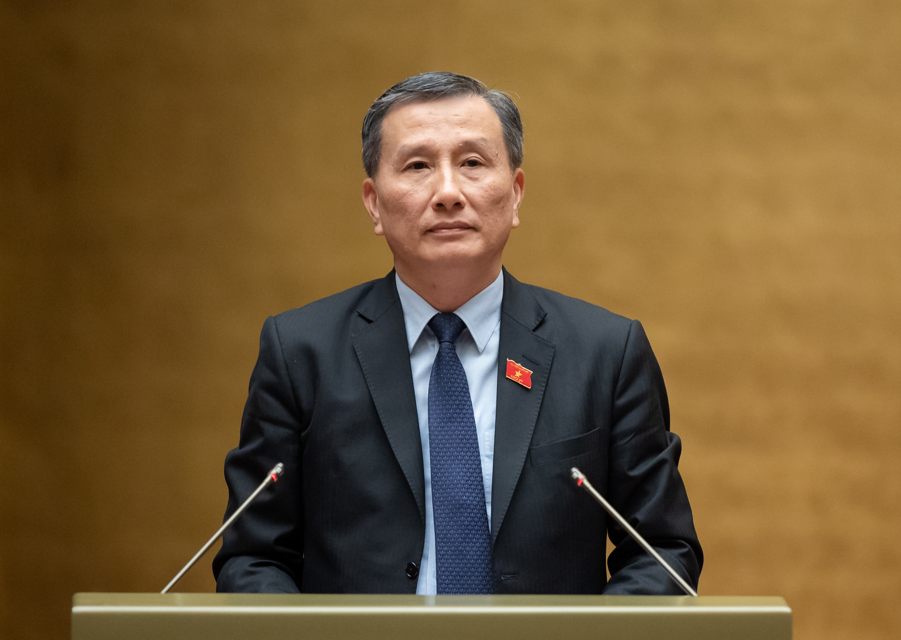 Chủ nhiệm Ủy ban Khoa học, C&ocirc;ng nghệ v&agrave; M&ocirc;i trường L&ecirc; Quang Huy b&aacute;o c&aacute;o giải tr&igrave;nh một số vấn đề trong dự thảo Luật. Ảnh - Quochoi.vn.