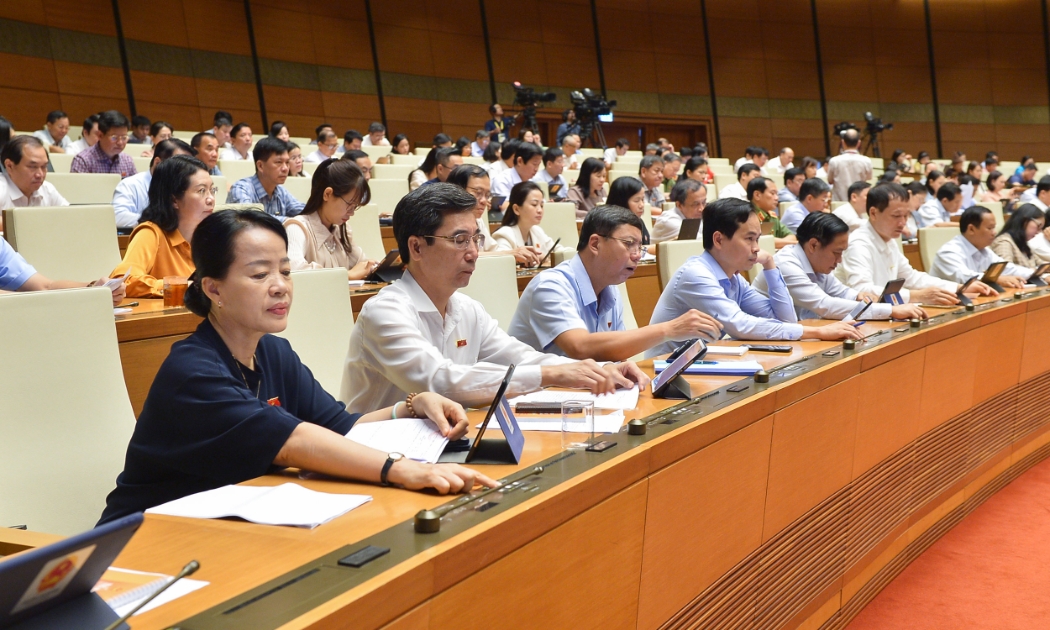 Các đại biểu Quốc hội bấm nút thông qua Luật Hợp tác xã (sửa đổi). Ảnh - Quochoi.vn. 