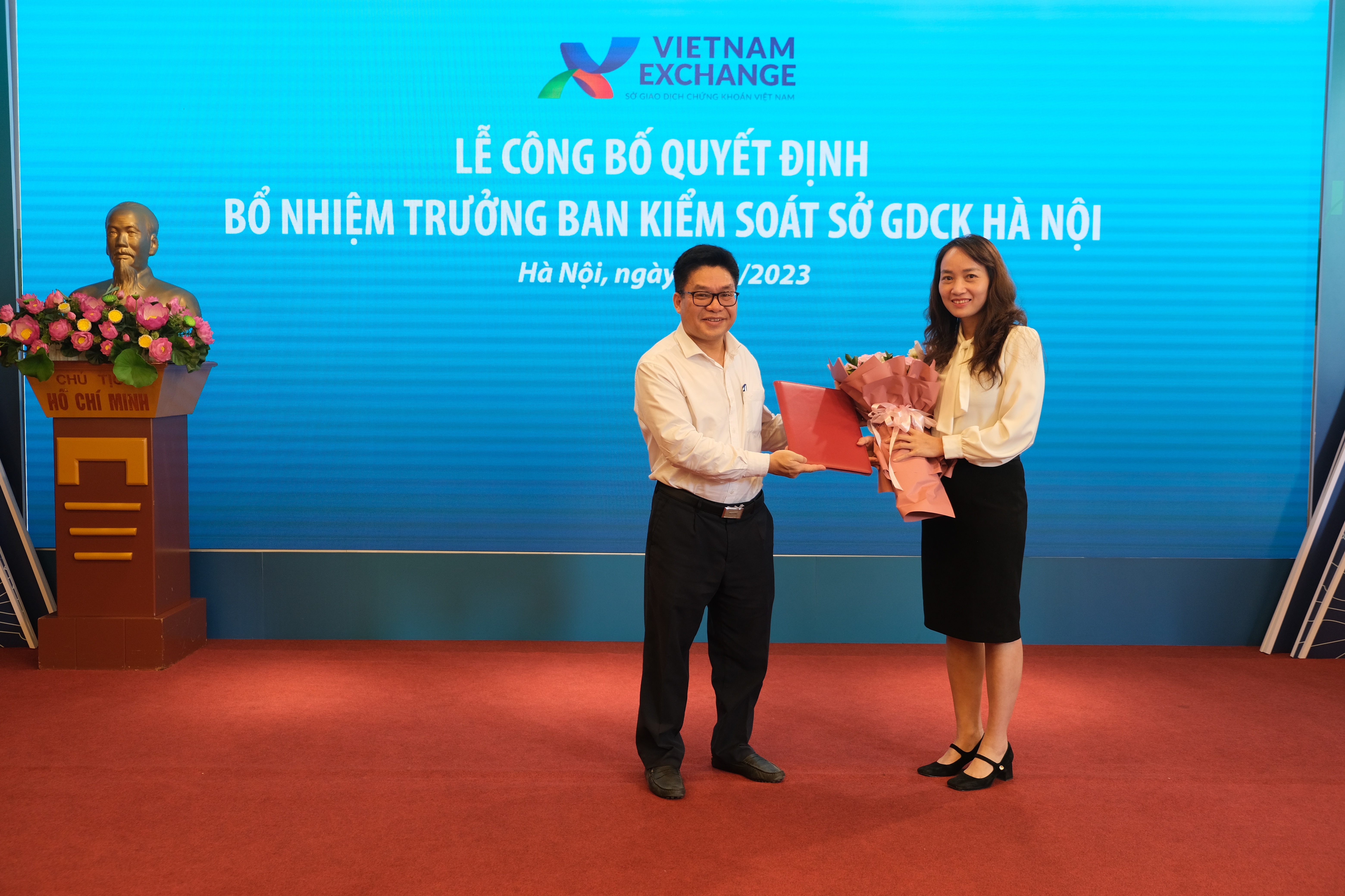 &Ocirc;ng Nguyễn Th&agrave;nh Long, Chủ tịch Hội đồng th&agrave;nh vi&ecirc;n Sở Giao dịch chứng kho&aacute;n Việt Nam đ&atilde; trao Quyết định bổ nhiệm&nbsp;Trưởng ban kiểm so&aacute;t Sở Giao dịch chứng kho&aacute;n H&agrave; Nội cho b&agrave; Ng&ocirc; Thị Lan Hương.
