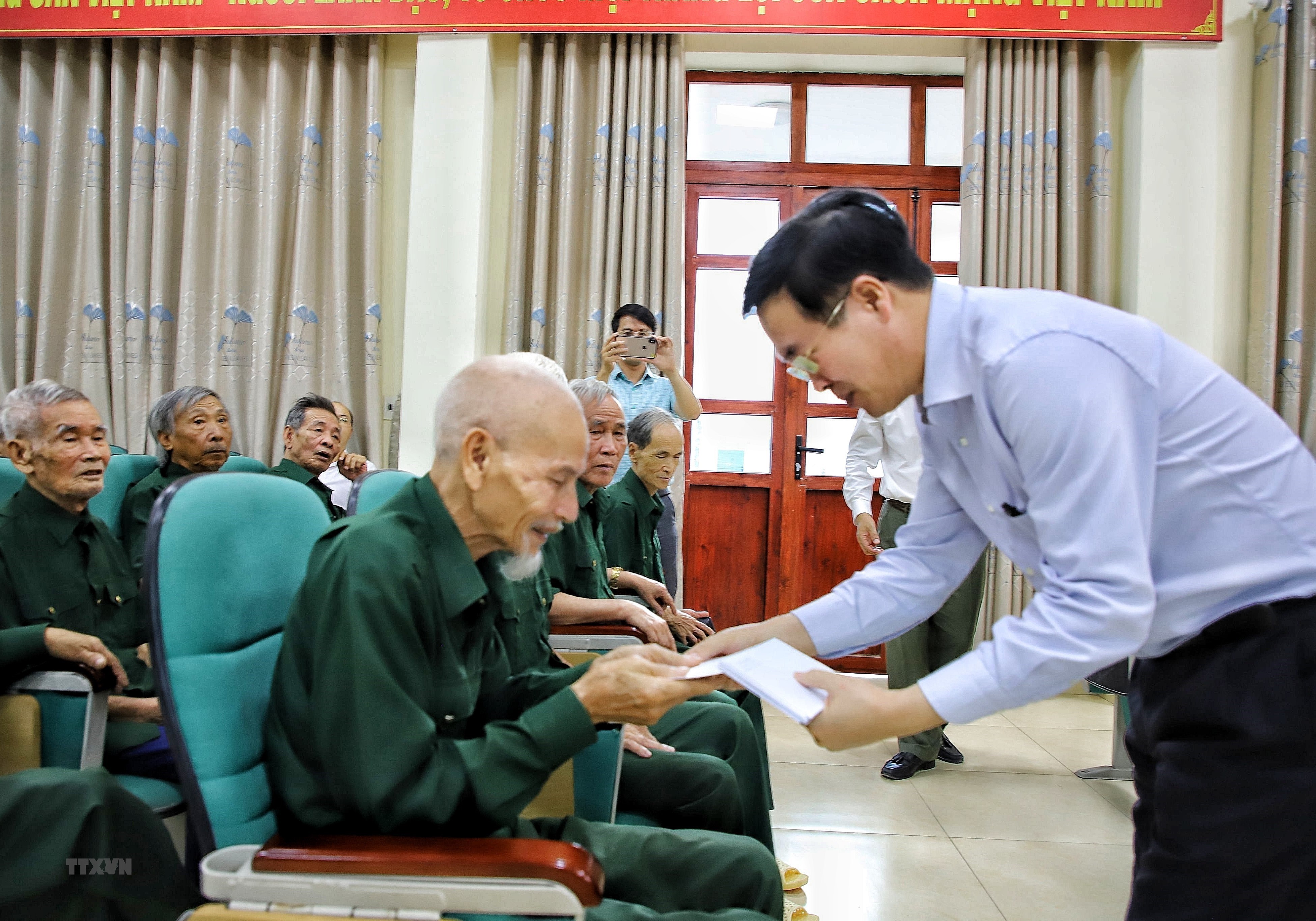 Chủ tịch nước thăm, tặng quà cho người có công. Ảnh - TTXVN. 
